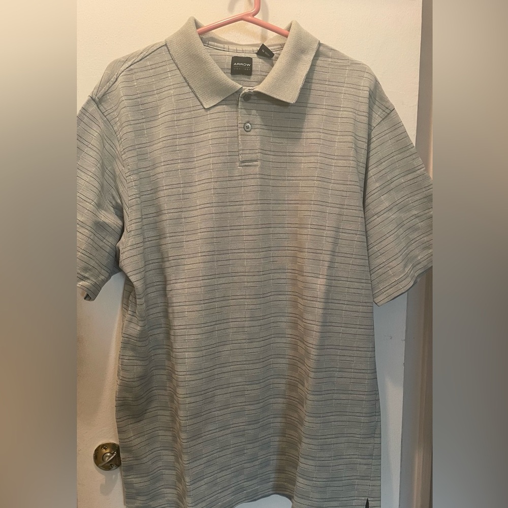 Arrows men’s short sleeve polo XL. It’s base is grey with a checkered design